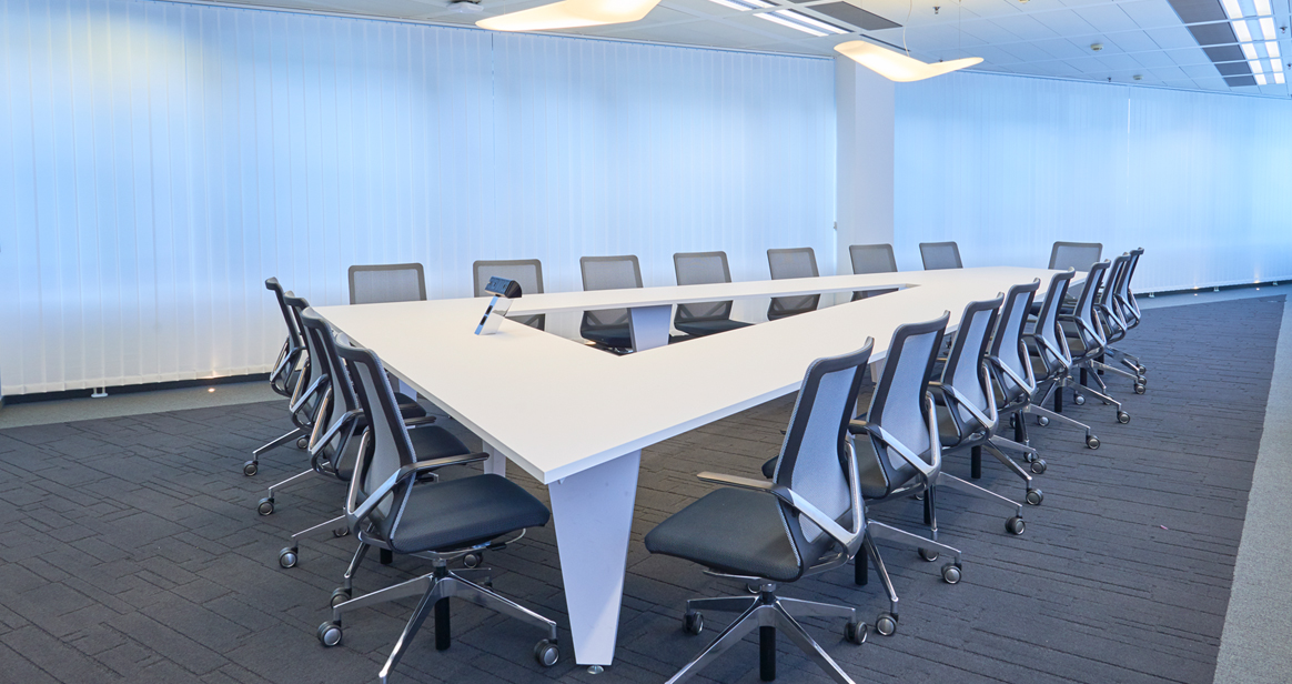Meeting-Tisch in innovativer Trapez-Form